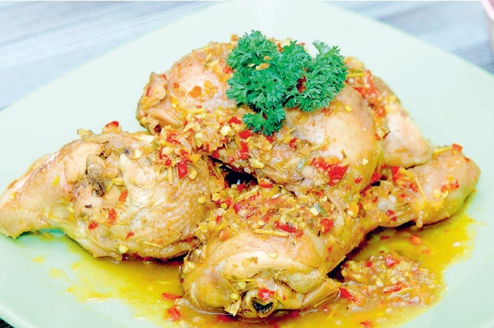 KHAS BALI: Ayam betutu sambal matah hasil olahan Chef Gilang Ramadhano ini kaya bumbu. Olahan ini cocok disandingkan dengan nasi hangat dan sate lilit.