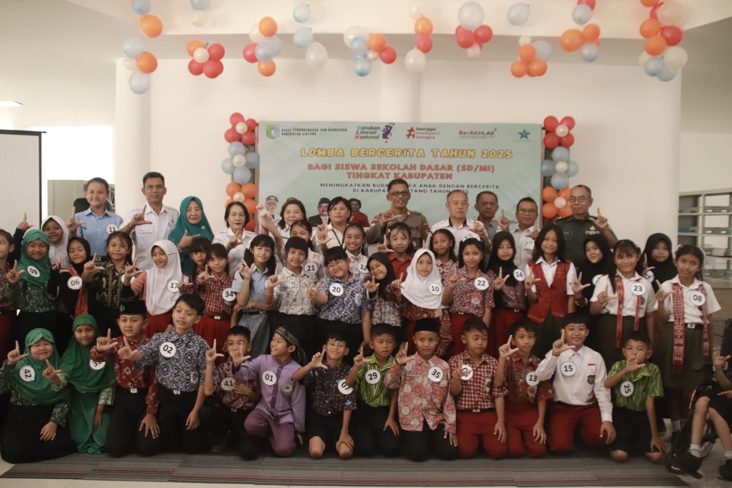 BERCERITA : Sebanyak 40 siswa kelas 4 dari 20 Sekolah Dasar dan Madrasah Ibtidaiyah di Kabupaten Sintang ambil bagian dalam Lomba Bercerita Tingkat SD/MI yang digelar di perpustakaan daerah Kabupaten