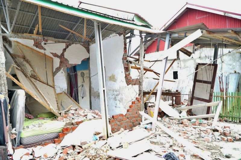 Rumah warga di Kota Bengkulu yang roboh akibat gempa berkekuatan 6,3 magnitudo, di Bengkulu, Jumat.