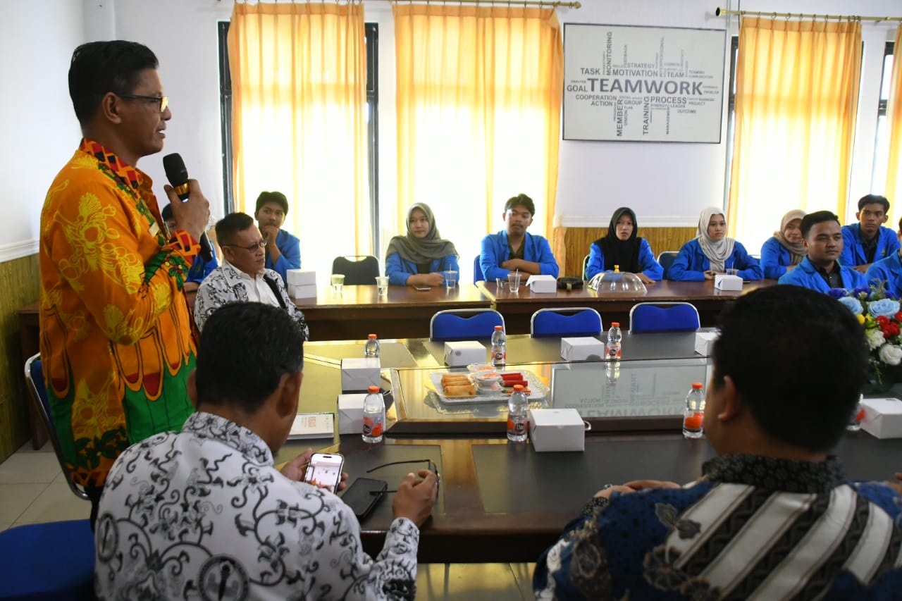 SILATURAHMI: Kegiatan silaturahmi Wakil Bupati Kayong Utara, Amru Chanwari bersama mahasiswa asal Kayong Utara.