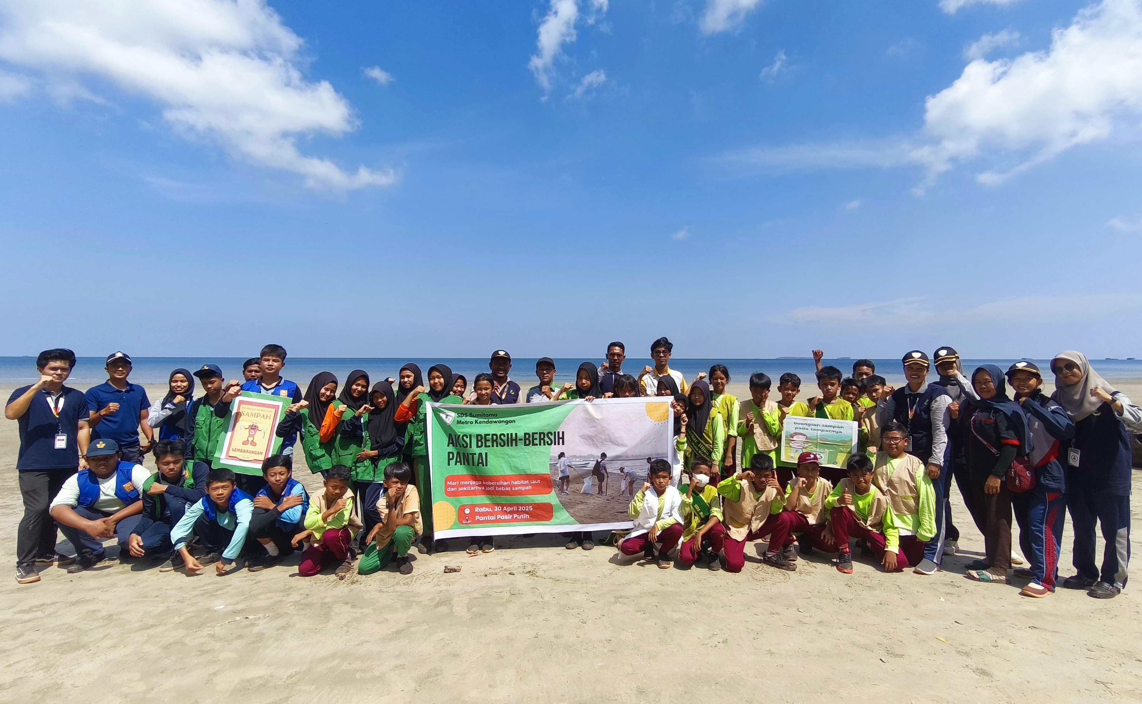 BERSIH-BERSIH: Para siswa melakukan aksi bersih-bersih di Pantai Pasir Putih Kendawangan, beberapa waktu lalu.
