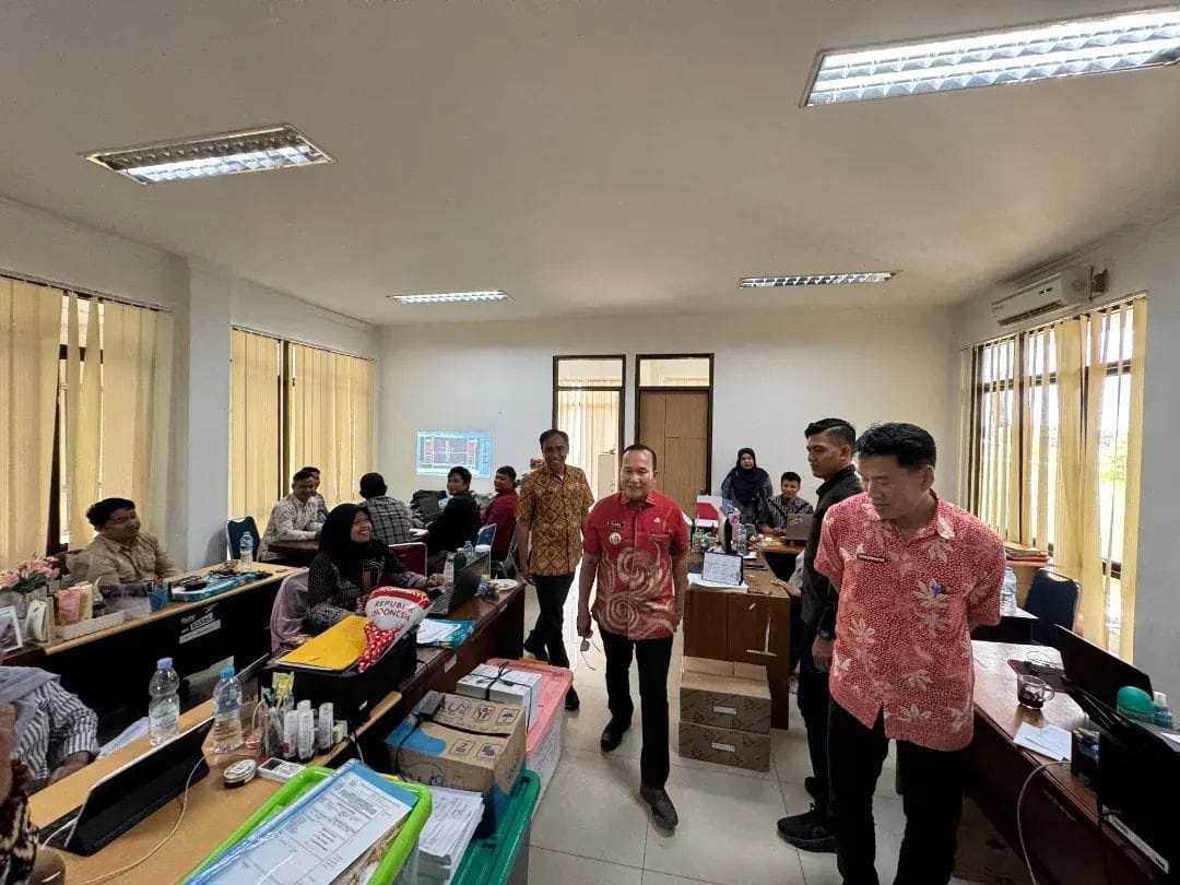 SIDAK: Bupati Kubu Raya, Sujiwo, saat melakukan inspeksi mendadak (sidak) ke Kantor Dinas PUPR Kubu Raya, Kamis (22/5), untuk memastikan kedisiplinan pegawai dan kualitas pelayanan publik.