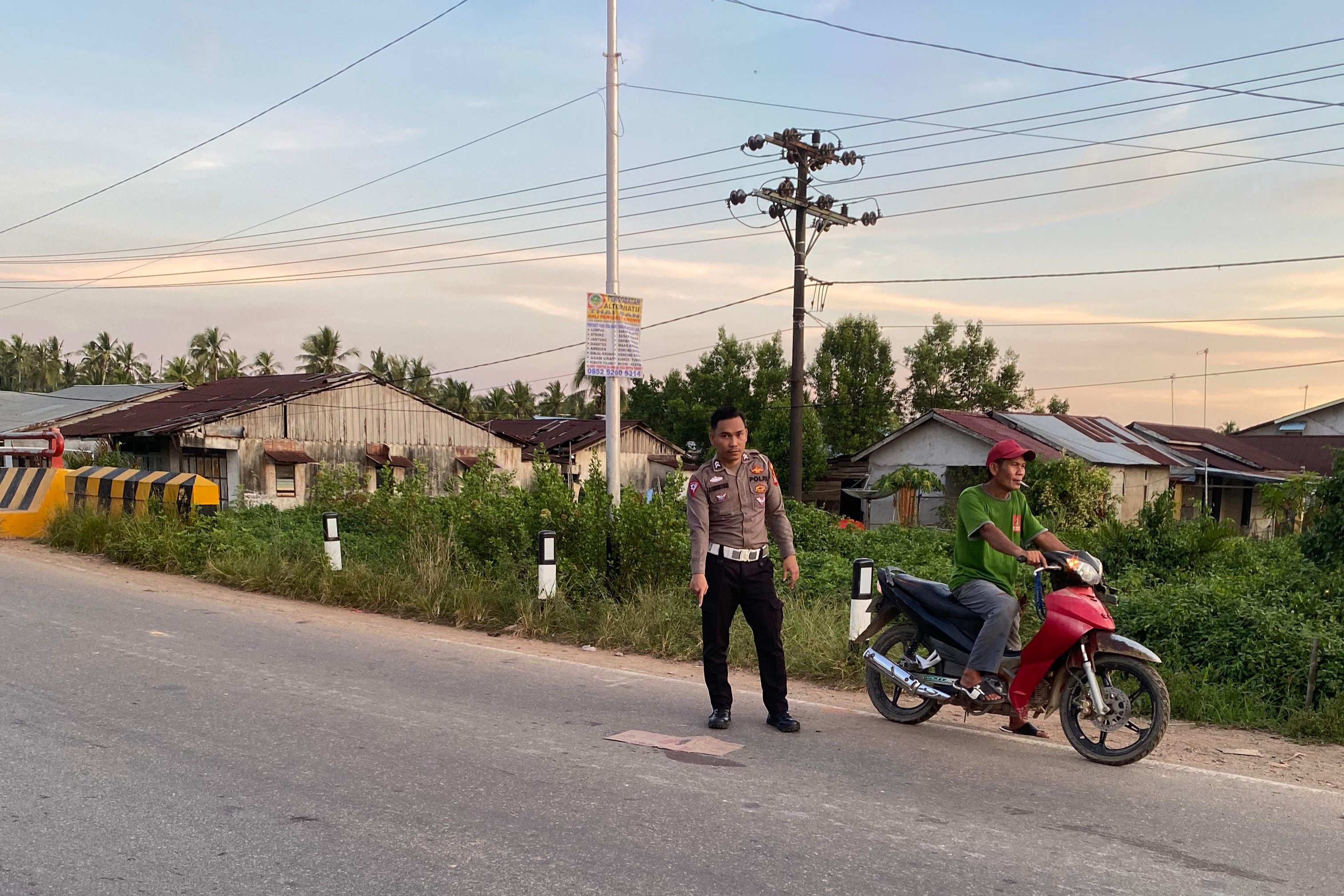 LAKALANTAS: Anggota Satlantas menunjukkan lokasi Lakalantas yang menyebabkan satu orang meninggal dunia.