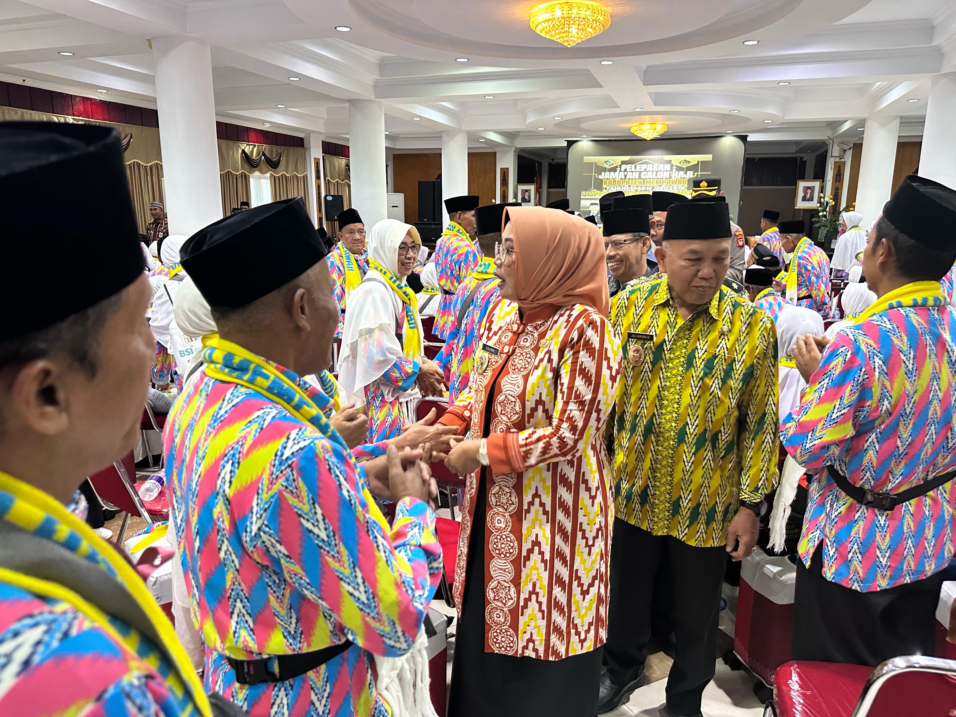 HAJI: Bupati Mempawah Erlina didampingi Wakil Bupati Mempawah Juliardi Burdadi menyapa jemaah haji yang akan diberangkatkan