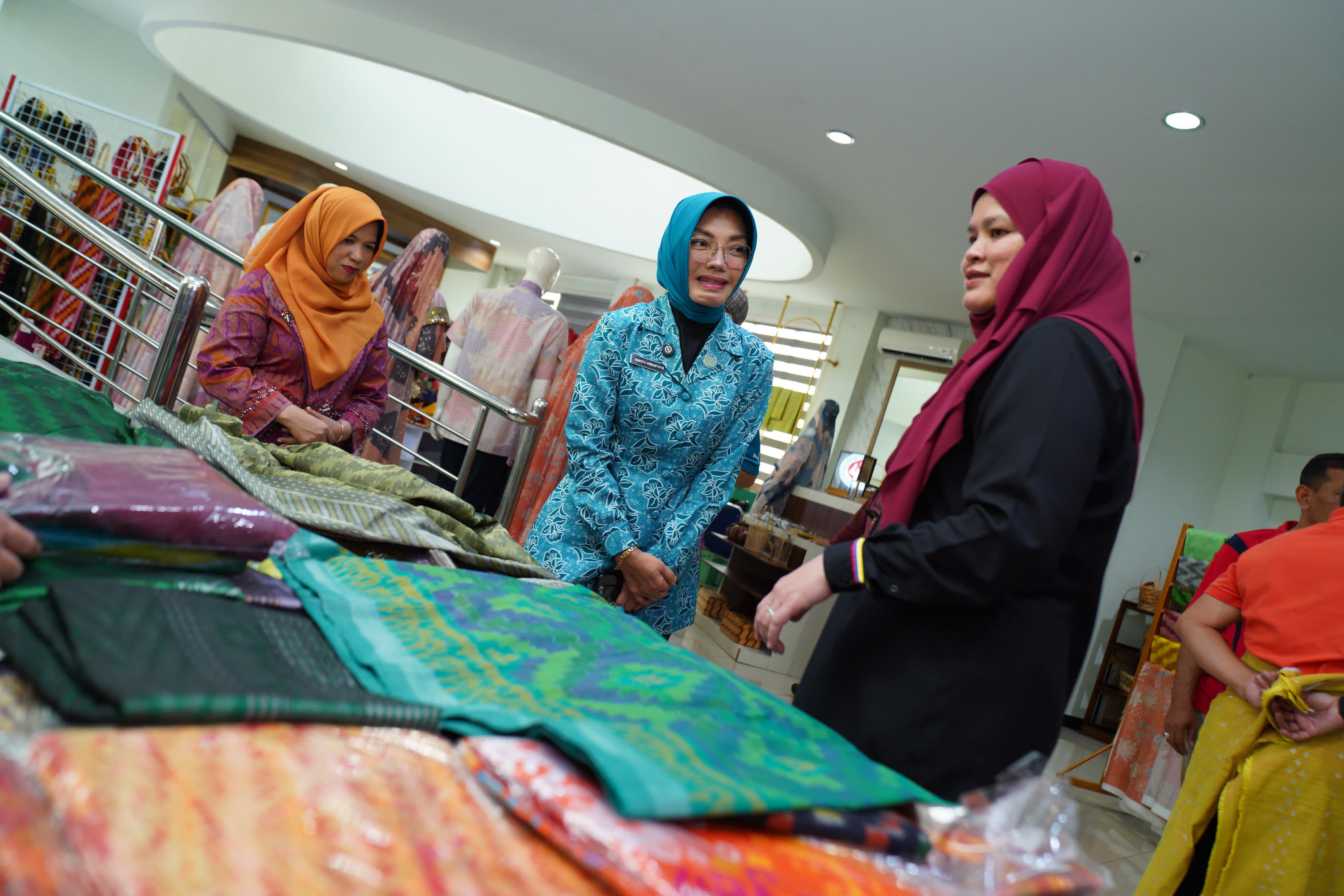 UMKM: YBhg Datuk Seri Noridah mendengar penjelasan dari Yanieta Arbiastutie terkait produk kerajinan khas Pontianak di UMKM Center.