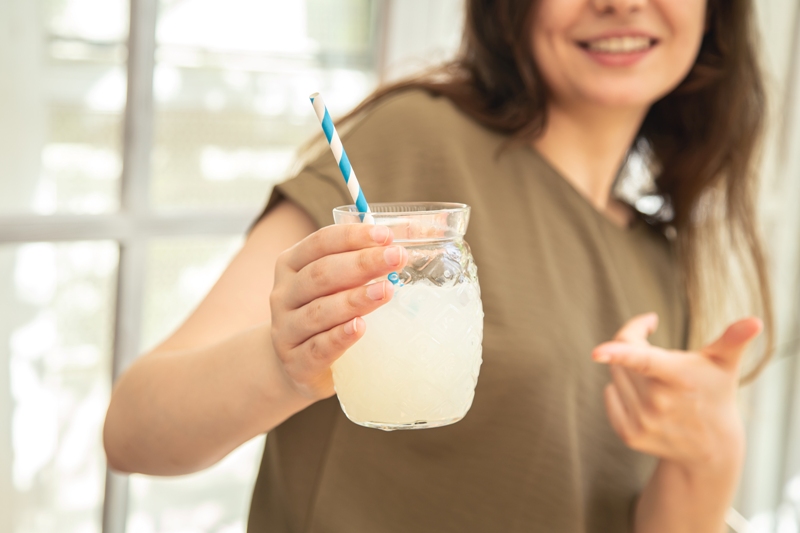 Ilustrasi nata de coco, camilan olahan dari kelapa yang bermanfaat bagi saluran pencernaan.