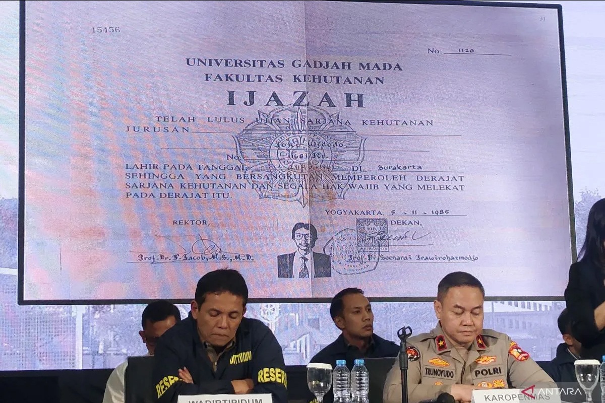 DIPASTIKAN ASLI: Gambar fotokopi ijazah mantan Presiden RI Joko Widodo (Jokowi) ditunjukkan dalam konferensi pers di Gedung Bareskrim Polri, Jakarta, Kamis (22/5/2025).