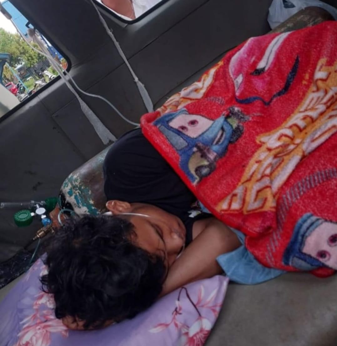 KORBAN : Sebelum meninggal korban penusukan saat dibawa ke Puskesmas Semitau.
