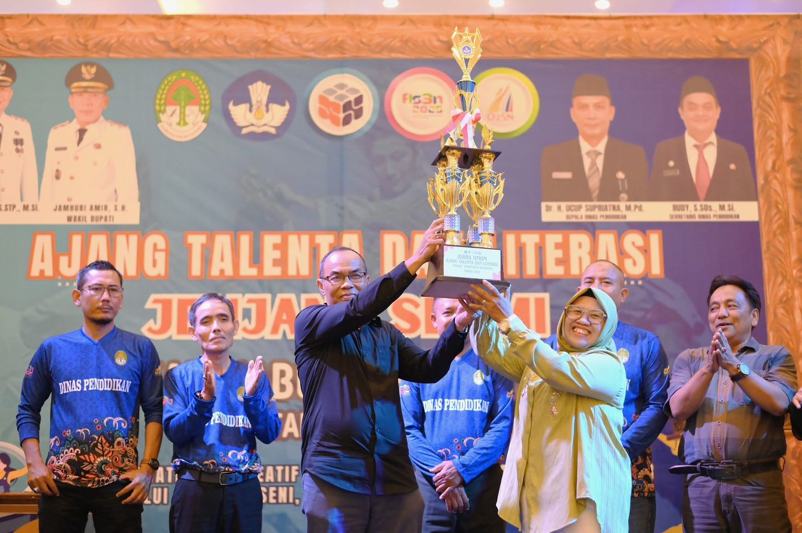 SERAHKAN PIALA: Staf Ahli Bupati, Darma, menyerahkan piala kepada sekolah yang berhasil meraih prestasi, Rabu (21/5).