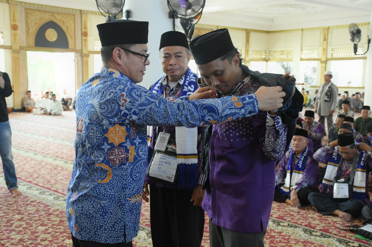 BERANGKAT: Bupati Kayong Utara, Romi Wijaya, didampingi Wakil Bupati Amru Chanwari melepas keberangkatan 73 Calon Jemaah Haji (CJH) KKU.