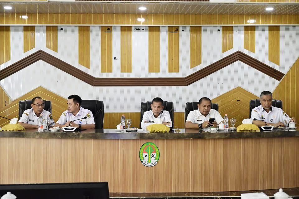 RAKOR: Wakil Bupati Ketapang, Jamhuri Amir, mengikuti rapat koordinasi pencegahan korupsi di Kantor Bupati Ketapang secara virtual, Rabu (21/5).