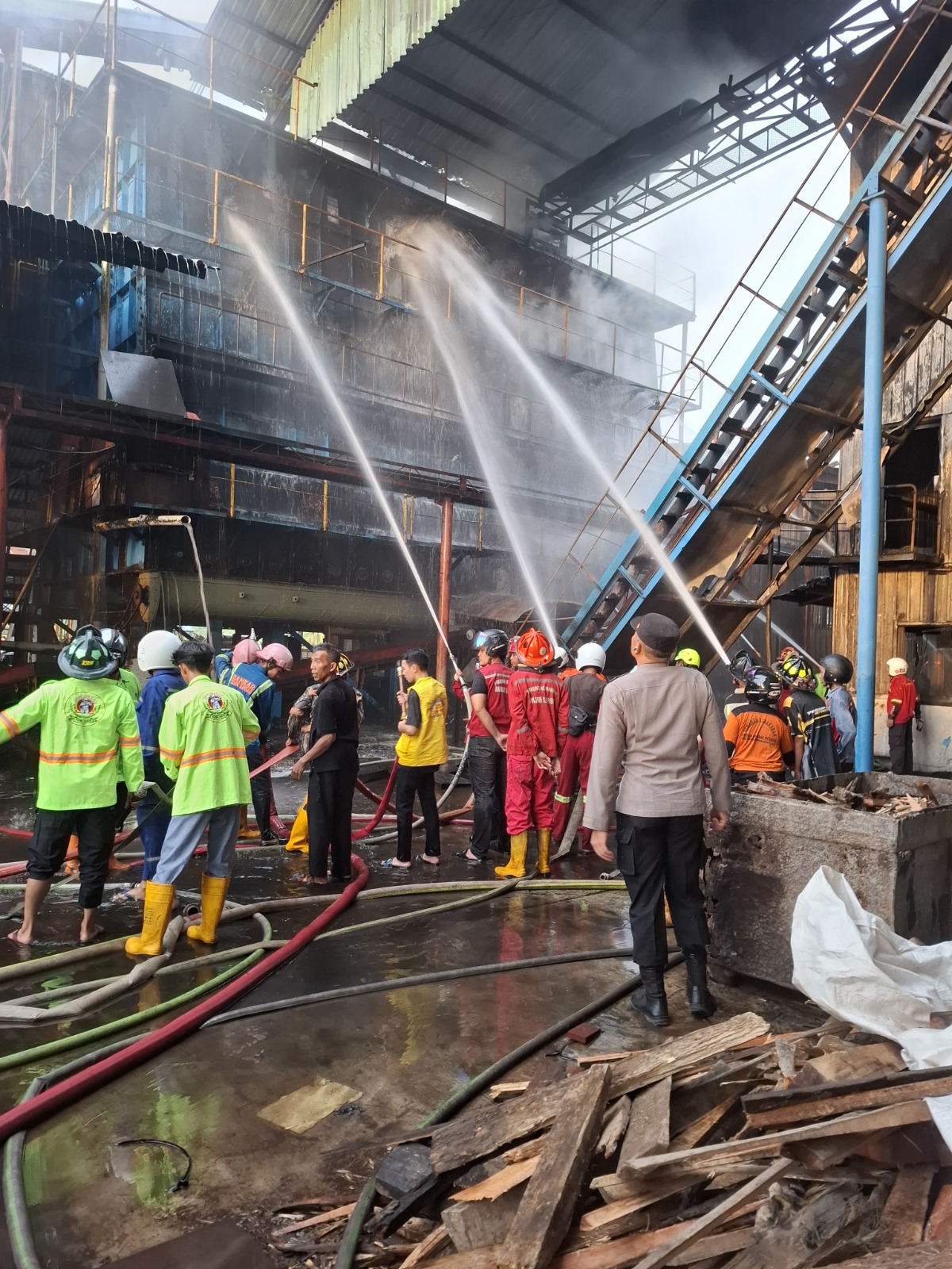 Petugas pemadam kebakaran bersama pihak terkait lainnya  berjibaku memadamkan kobaran api yang melalap sebagian bangunan PT. Alas Kusuma di Desa Kuala Dua, Kecamatan Sungai Raya, Kamis sore (22/5).