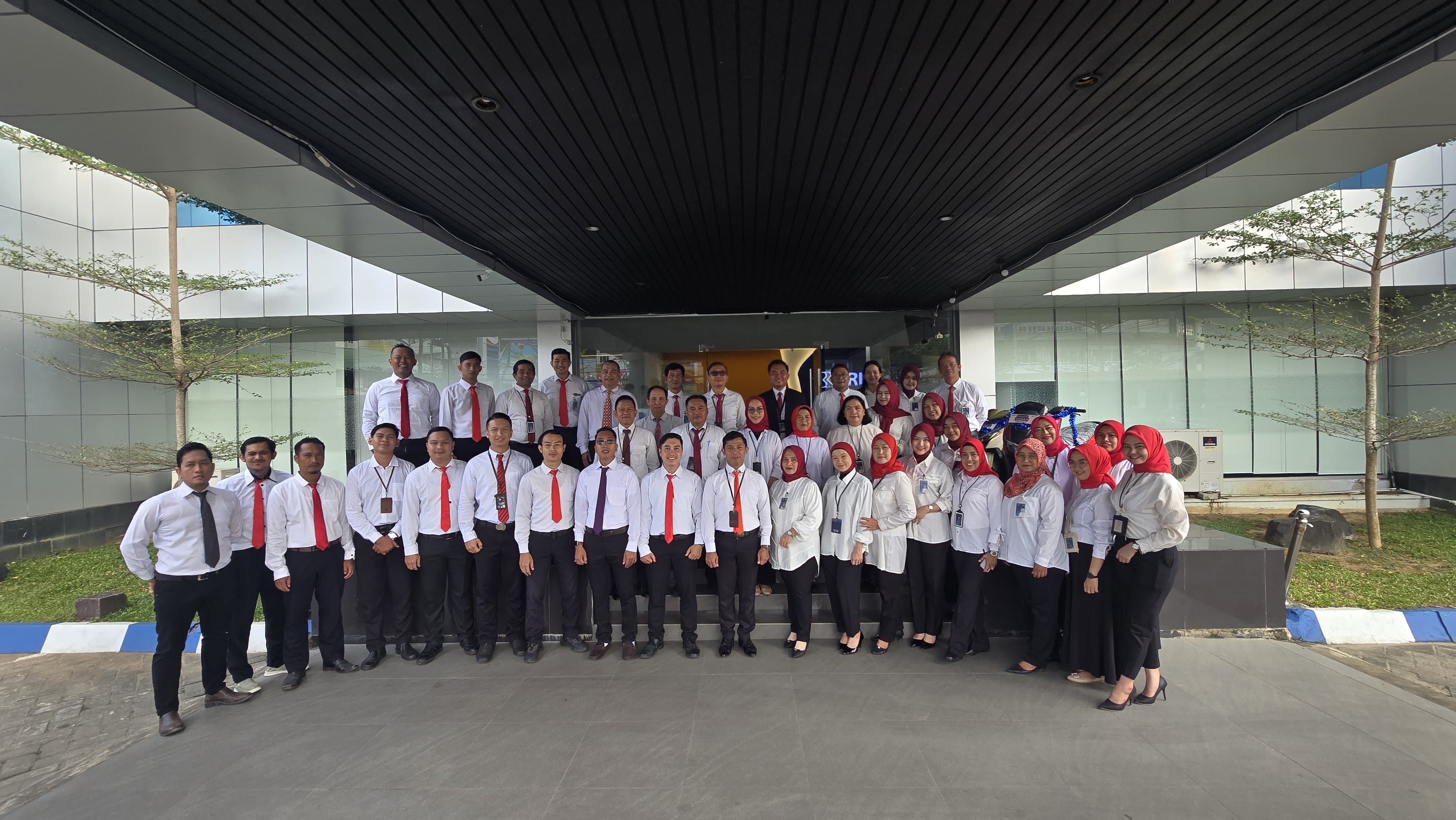 UPACARA: Pimpinan Cabang BRI Singkawang beserta karyawan berfoto bersama usai upacara memperingati Hari Kebangkitan Nasional (Harkitnas) ke 117 yang mengusung tema &ldquo;Bangkit Bersama Wujudkan Indonesia.