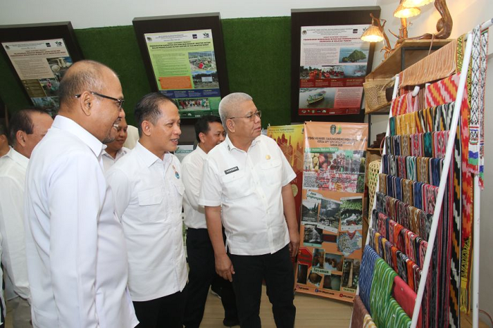 BERKUNJUNG: Menteri LH dan Kehutanan Hanif Faisol Nurofiq didampingi Sekda Kalbar berkunjung ke Galeri Hasil Hutan Kalbar di Jalan Veteran, Pontianak, baru-baru ini.