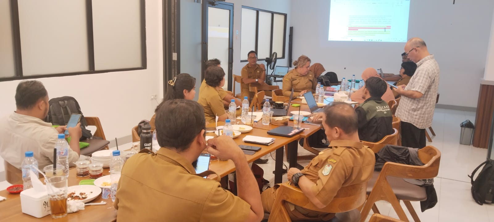 FPB : Forum Pembangunan Berkelajutan (FPB) fasilitasi advokasi Perbub tentang kemitraan kelola konservasi berbasis masyarakat, senin (19/5) di Kopikoe, Nanga Pinoh.