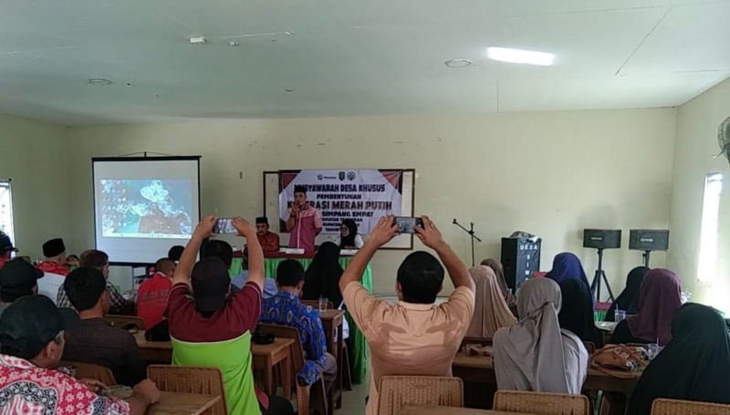 KOPDES MERAH PUTIH: Suasana Musyawarah Desa Khusus dalam pembentukan Koperasi Merah Putih Desa Simpang Empat.