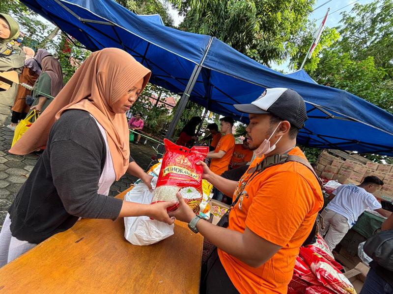 Warga terlihat antre membeli paket bahan pokok murah di halaman Kantor Camat Pontianak Kota.