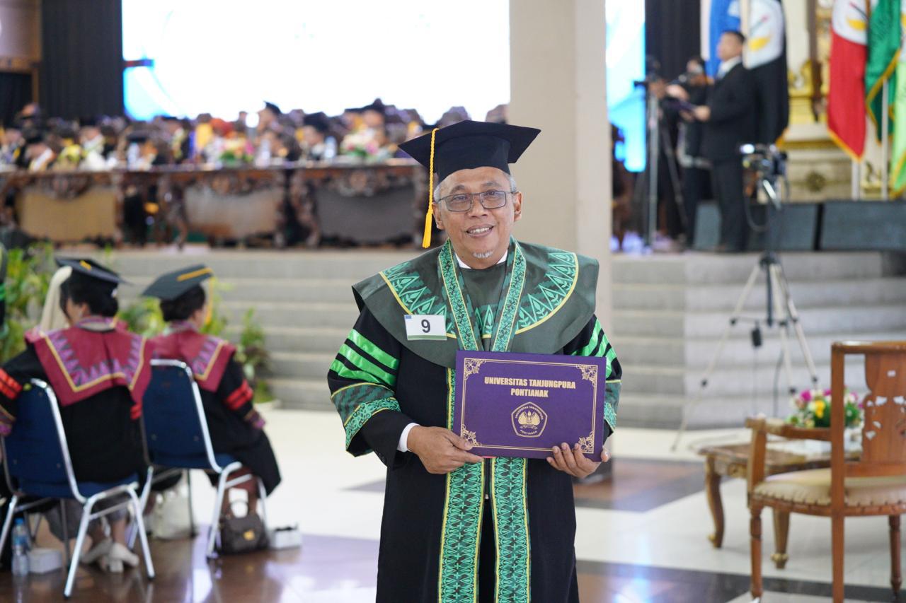 Sekda Kota Pontianak, Amirullah saat menjalani prosesi wisuda Program Doktor di Auditorium Universitas Tanjungpura Pontianak.