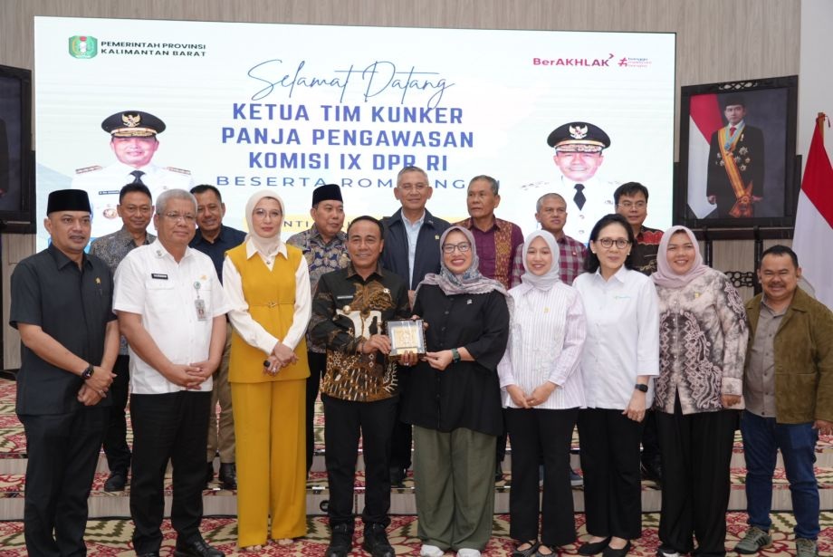 Wagub Kalbar Krisantus Kurniawan didampingi Sekda Kalbar Harisson menyambut kedatangan rombongan kunjungan kerja Panja pengawasan Komisi IX DPR RI ke Kalbar, di Balai Petitih Kamis (22/5).