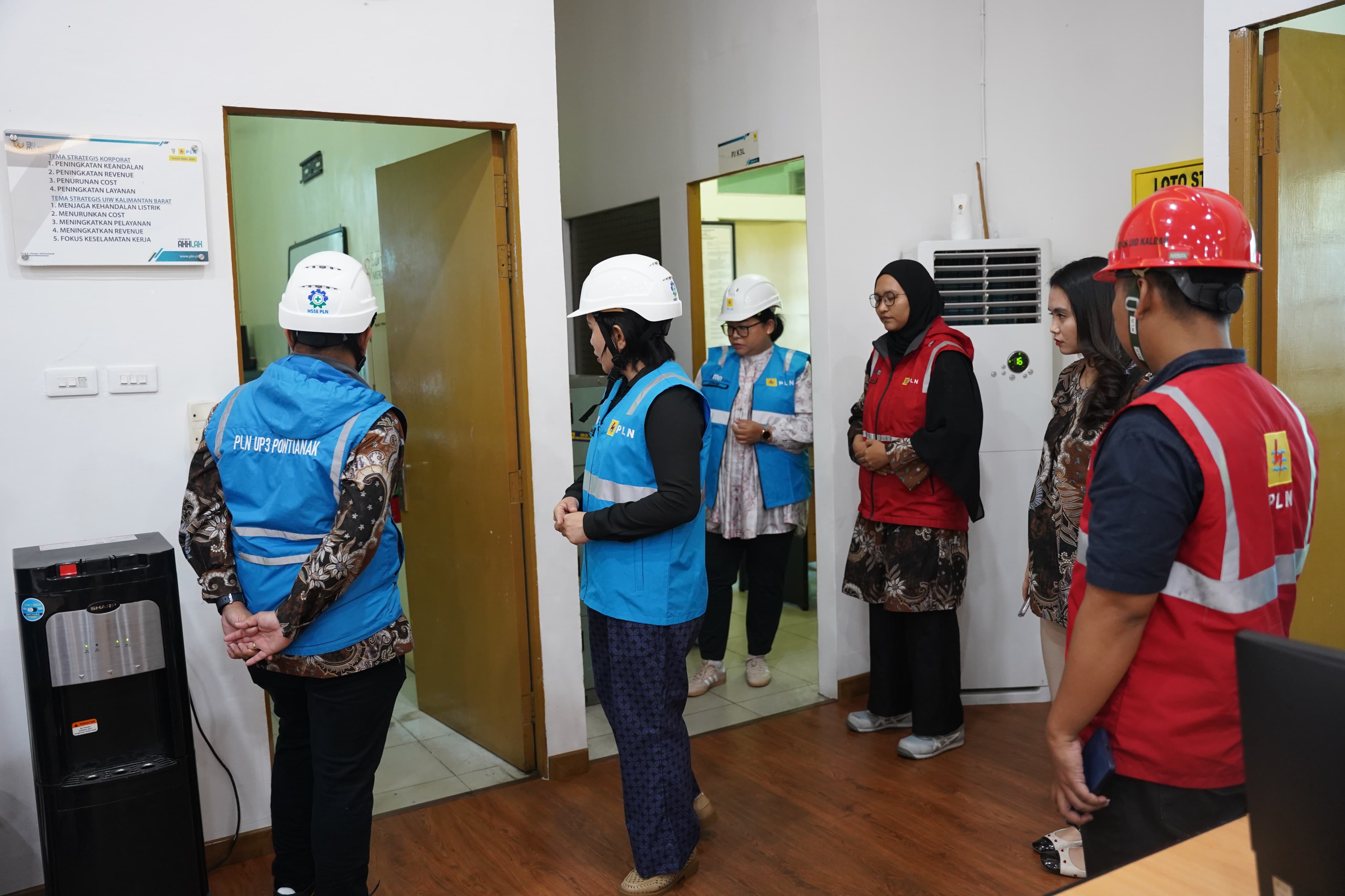 General Manager PLN Kalbar, Joice Lanny Wantania (kedua dari kiri), melakukan peninjauan langsung ke fasilitas kantor PLN ULP Sei Jawi untuk memastikan kenyamanan dan keamanan lingkungan kerja.