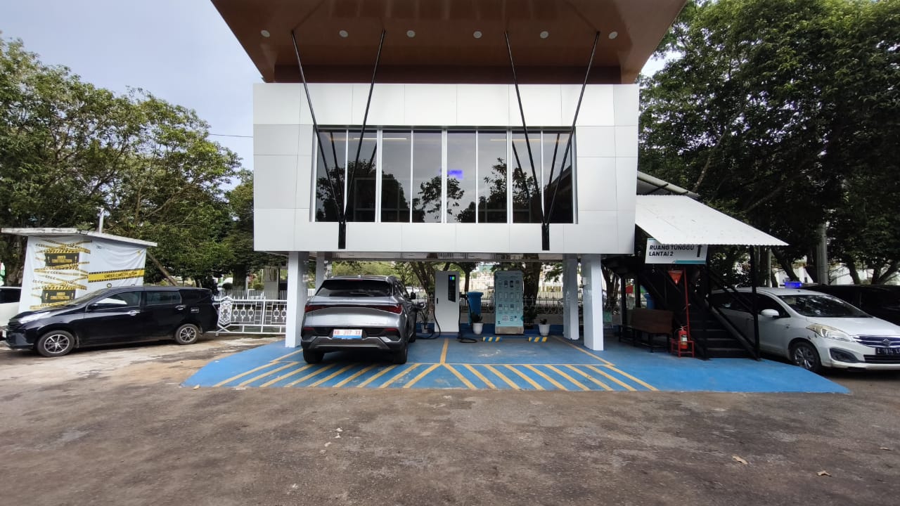 SPKLU PLN UP3 Pontianak, yang berlokasi di Jalan Ahmad Yani, hadir sebagai salah satu solusi pengisian kendaraan listrik yang handal di kota Pontianak.
