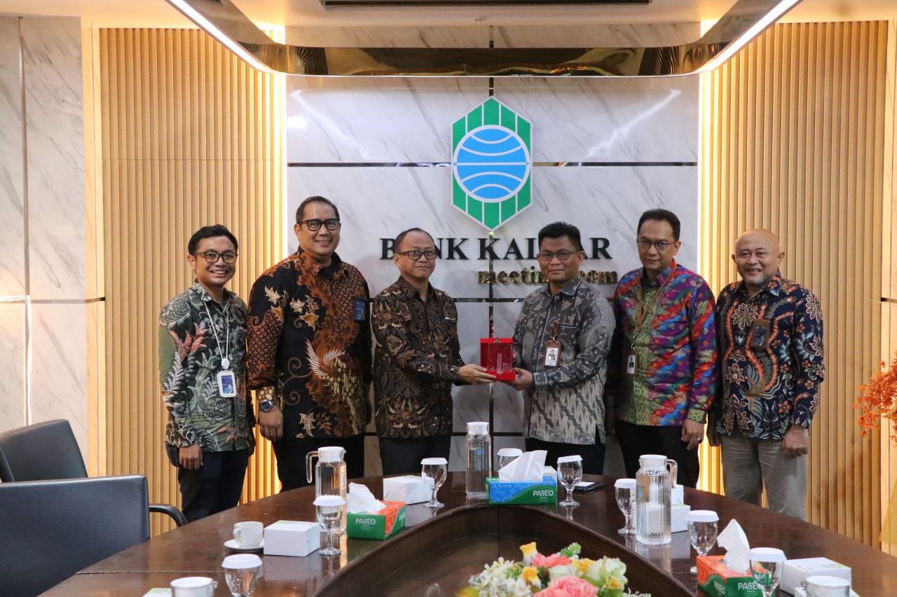 Kunjungan resmi Komisaris PT Telkom Indonesia, Marcelino Pandin (ketiga dari kiri), ke Bank Kalbar pada Jumat, 23 Mei 2025.