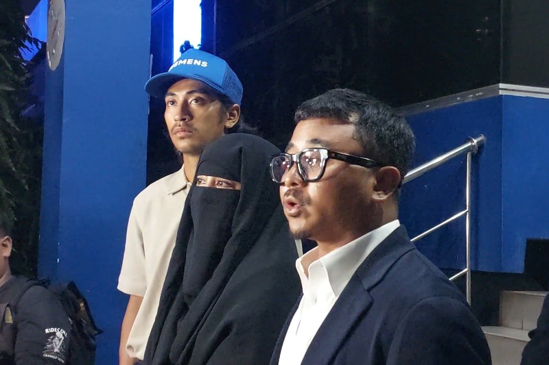 Abidzar Al Ghifari mendampingi sang ibu Umi Pipik bersama tim kuasa hukum mereka saat melaporkan dua akun penghinanya ke Polda Metro Jaya.