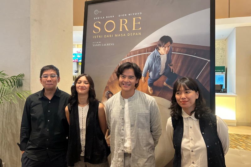 para pemain dan produser Film Sore: Istri Dari Masa Depan saat konferensi pers di Epicentrum XXI, Jakarta Selatan, Kamis (22/5).