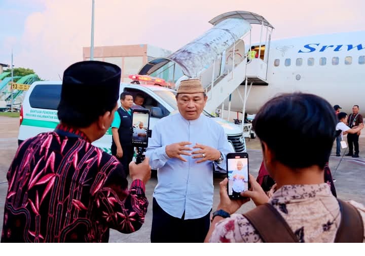 SAMPAIKAN APRESIASI: Kakanwil Kemenag, Muhajirin Yanis saat memberikan keterangan terkait proses pemnberangkatan Jemaah haji dari Kalbar.