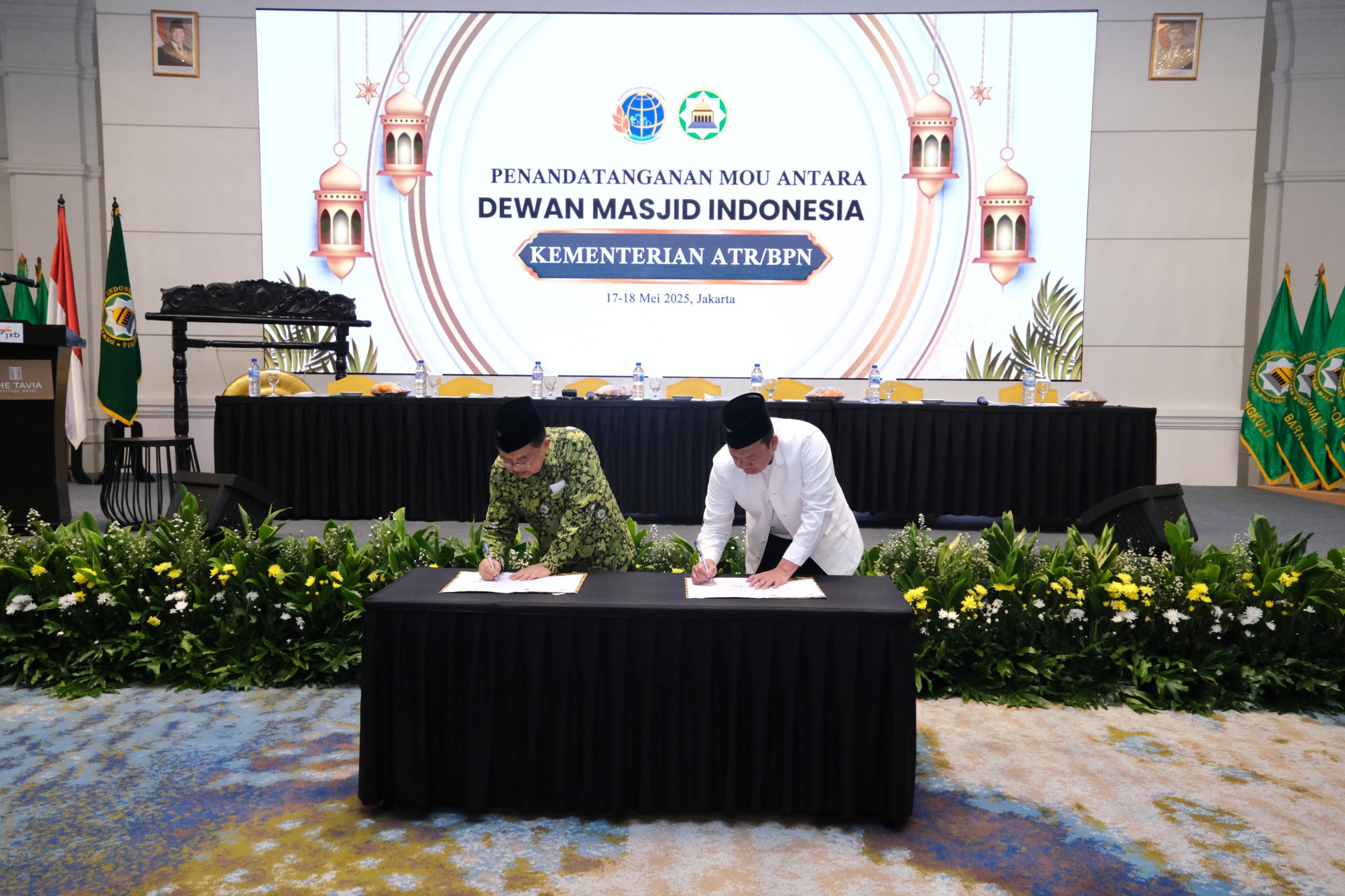 Penandatanganan Nota Kesepahaman/MoU antara Kementerian ATR/BPN dan DMI, dalam acara Rapat Kerja Nasional (Rakernas) dan Halal Bihalal DMI, di Tavia Heritage Hotel, Jakarta.
