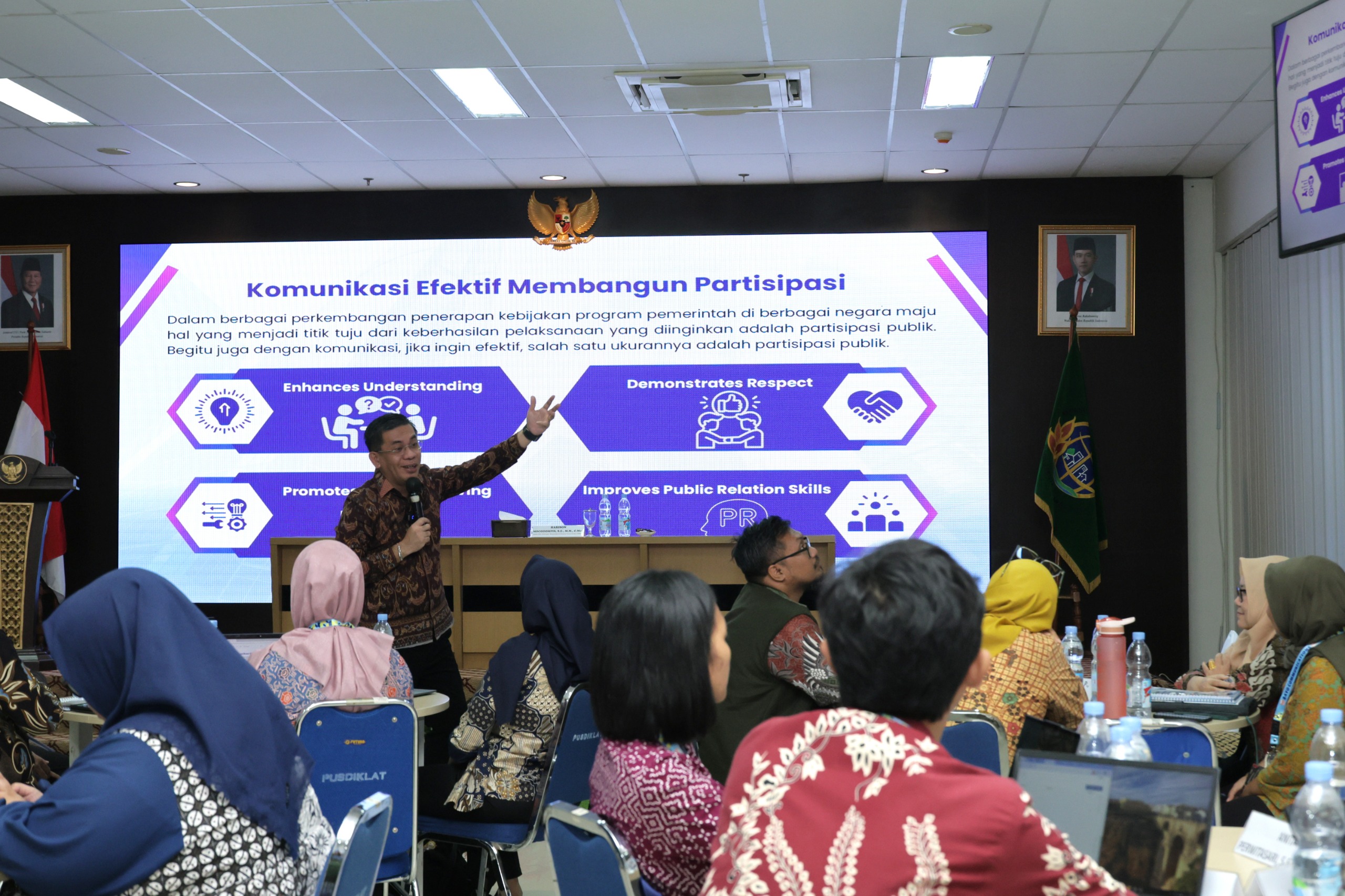 Harison Mocodompis saat menyampaikan materi dalam Pelatihan Strategi Komunikasi di Lingkungan Kementerian ATR/BPN.