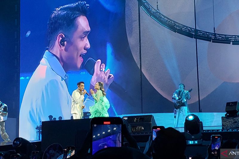 KONSER: Afgan dan Rossa berduet menyanyikan lagu "Terlalu Cinta" di konser "Here I Am" di Indonesia Arena, Jakarta, Jumat (23/5).