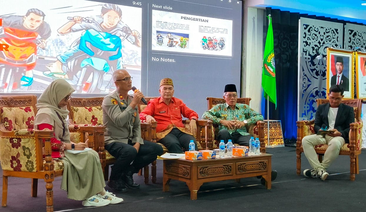 DISKUSI: Komunitas motor All Bikers Kota Singkawang saat diskusi panel mengenai pendidikan keselamatan berkendara dengan menggandeng Pemerintah Kota Singkawang.