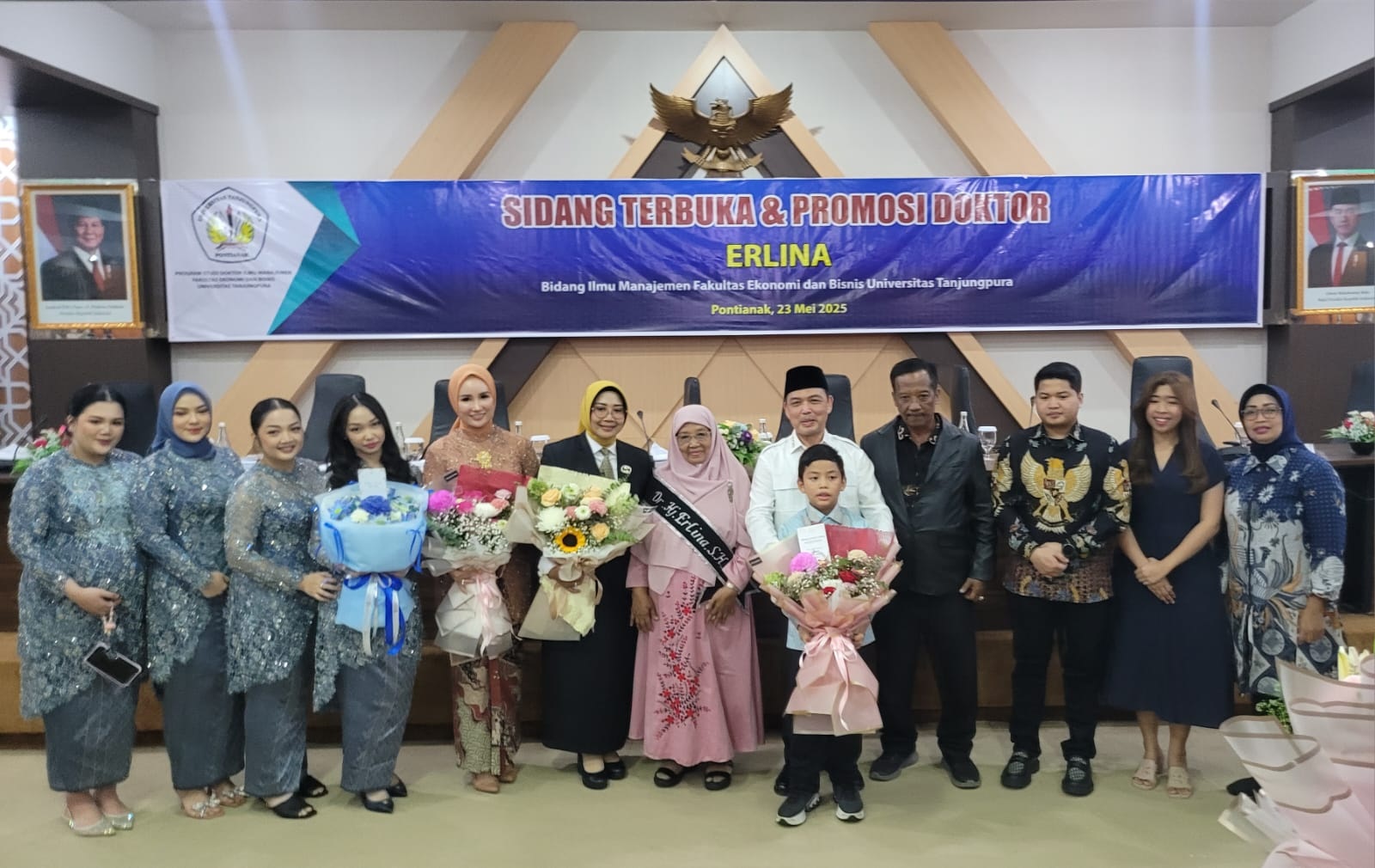 BERSAMA: Dr Erlina diabadikan bersama keluarga besar yang mendukung proses pendidikan doktoralnya.