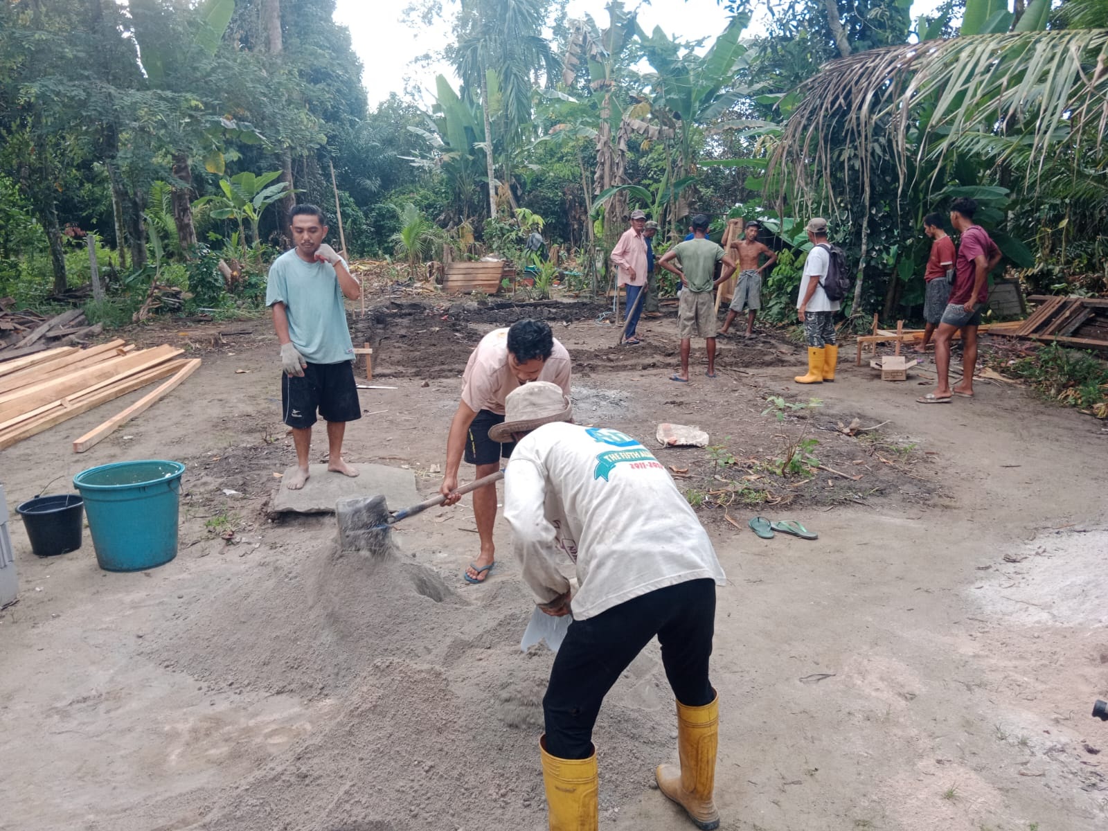 BANGUN RUMAH: Warga Dusun Pak Nungkat, Desa Sekabuk, gotong royong membangun rumah milik Yanto, penerima program RTLH Baznas