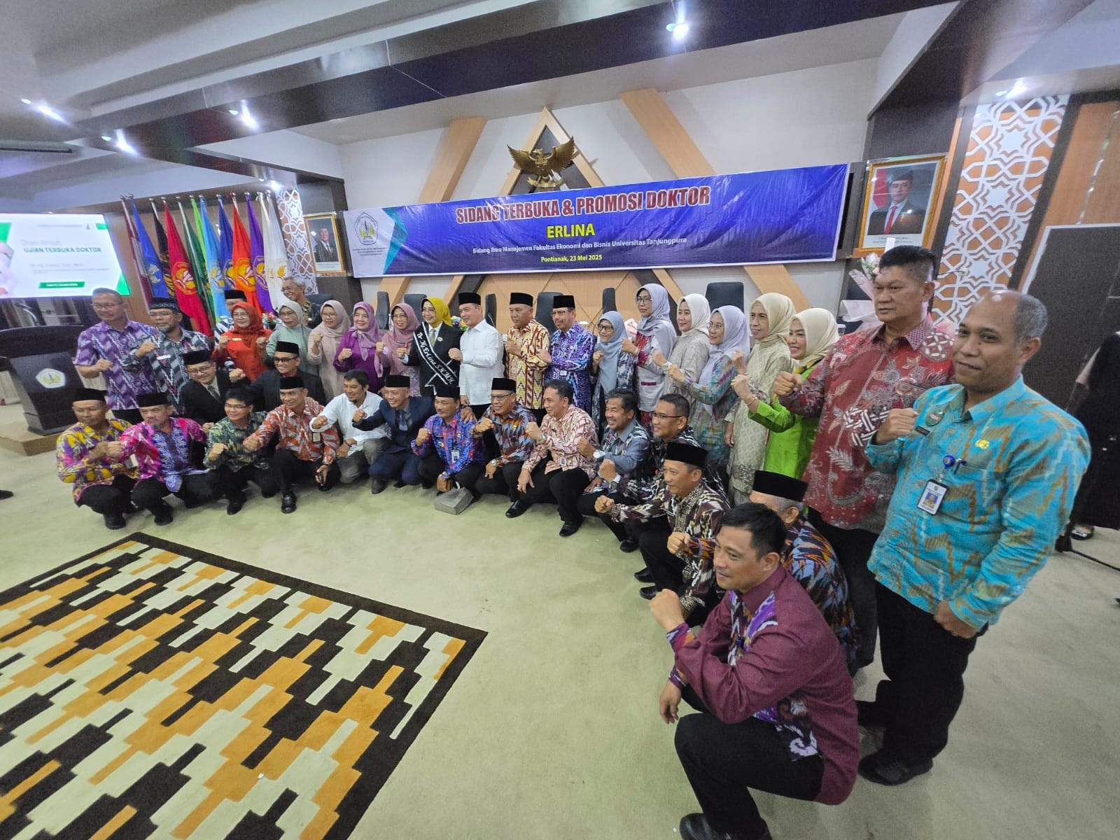 DISERTASI DOKTORAL: Bupati Dr. H. Erlina, SH, MH berfoto bersama jajaran OPD Kabupaten Mempawah usai menjalani sidang Disertasi Doktoral.