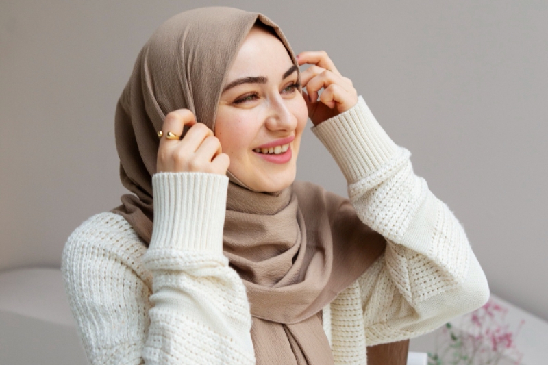 Ilustrasi cara menghilangkan noda keringat di jilbab.