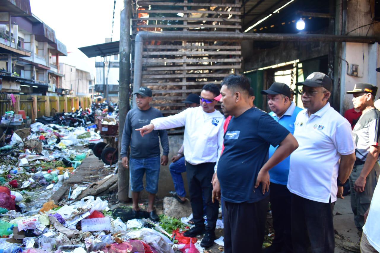 BERSIHKAN PARIT: Wali Kota Pontianak Edi Rusdi Kamtono turut membersihkan Parit Tokaya di Pasar Flamboyan dalam aksi gotong royong serentak.