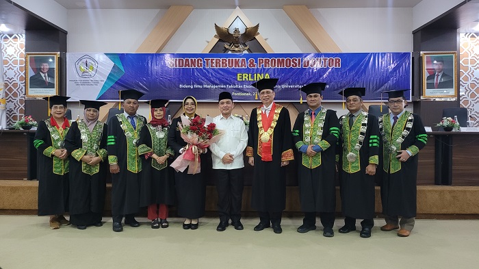 BERSAMA TIM PENGUJI: Bupati Mempawah, Dr. Hj. Erlina, SH, MH, didampingi Gubernur Kalbar diabadikan bersama tim penguji disertasi yang terdiri dari Promotor, Ko-promotor dan dosen penguji.