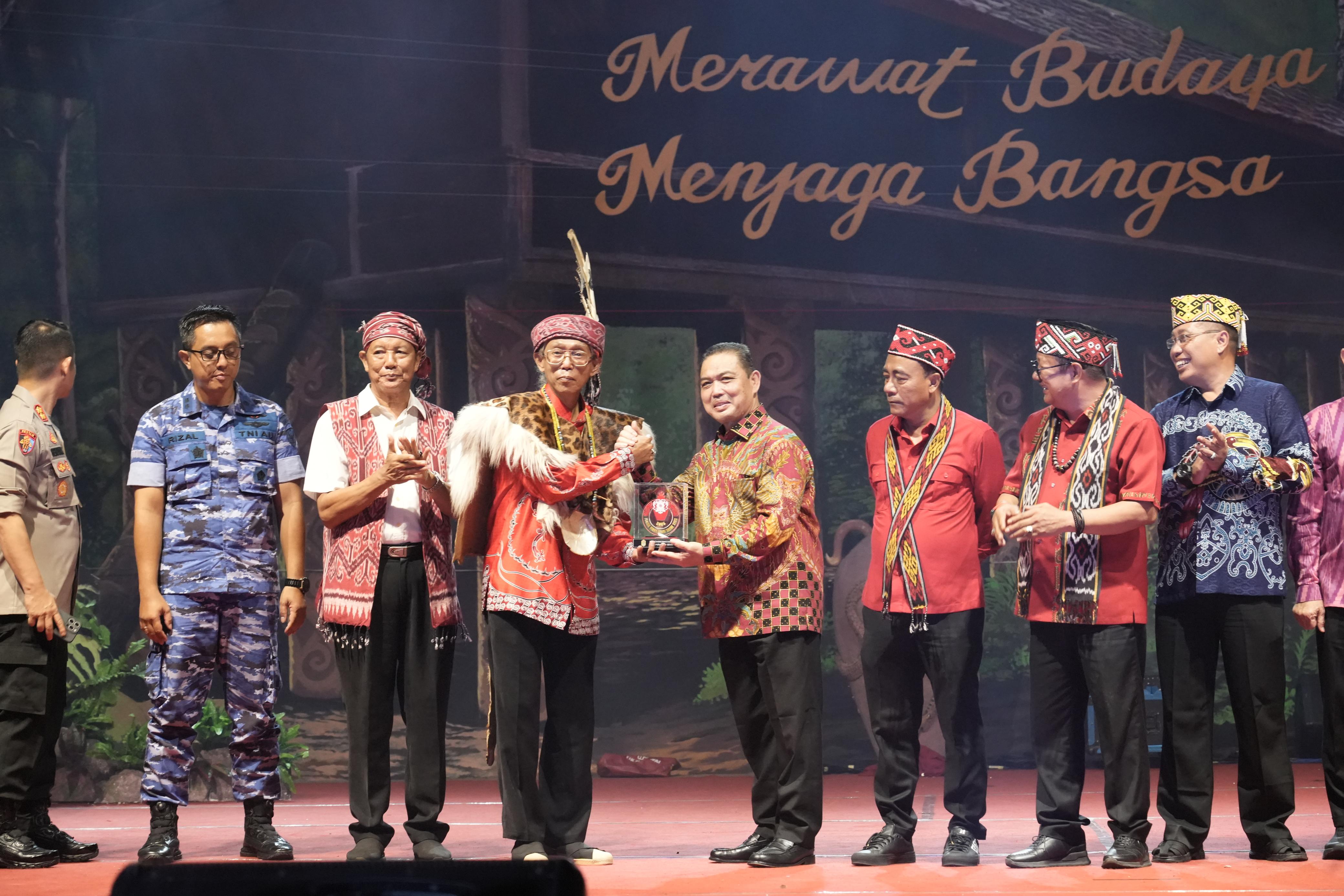 PENUTUPAN: Gubernur Ria Norsan saat tutup Pekan Gawai Dayak ke-39 di Pontianak, sabtu (24/05)