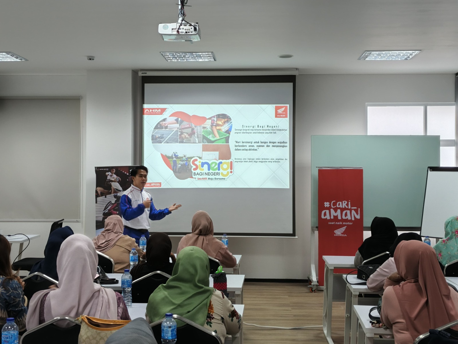 Instruktur Astra Motor Kalbar menjelaskan cara membonceng anak yang aman kepada ibu-ibu Posyandu Kasih Ibu dalam edukasi safety riding di Pontianak.