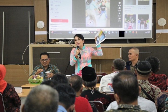 ARAHAN: Wali Kota Singkawang, Tjhai Chui Mie, saat memberikan pengarahan di Kantor Dinas Pendidikan dan Kebudayaan.