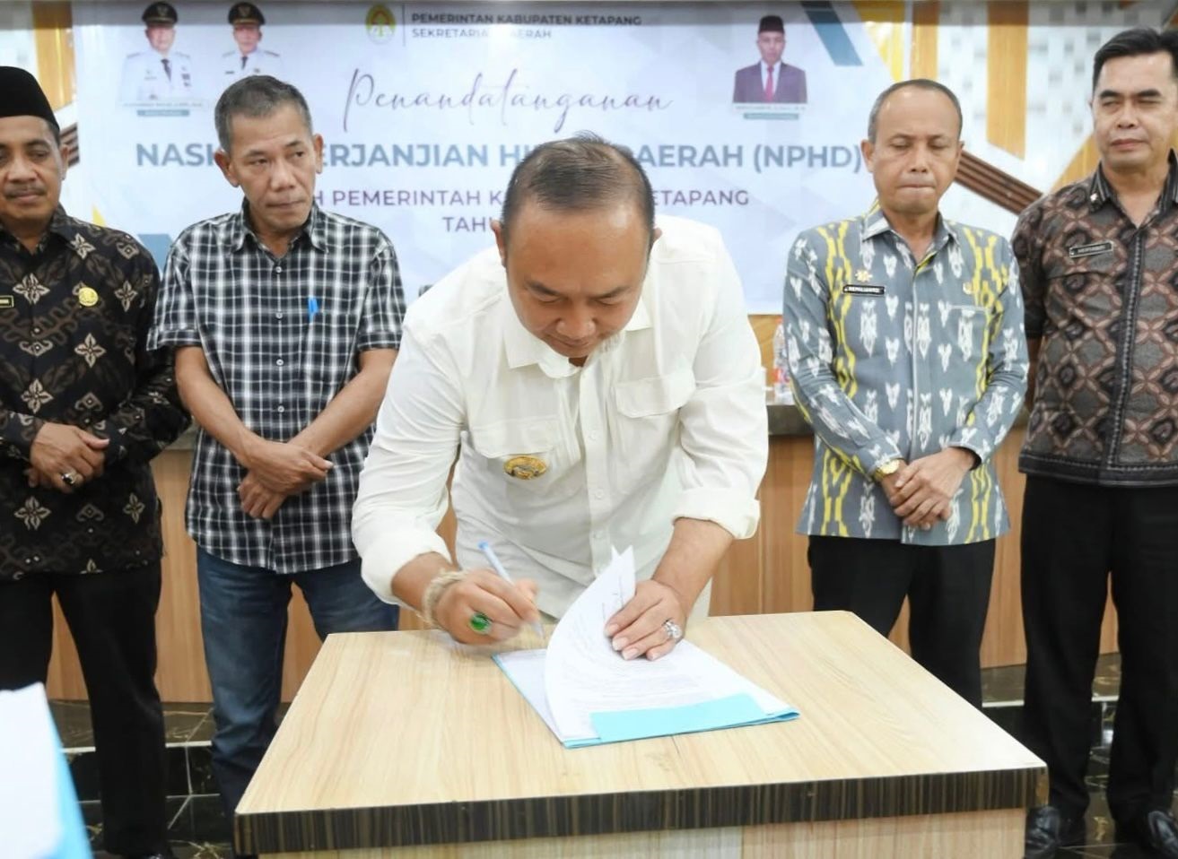 TEKEN NPHD: Bupati Ketapang, Alexander Wilyo, menandatangani NPHD di Kantor Bupati, Jumat (23/5).