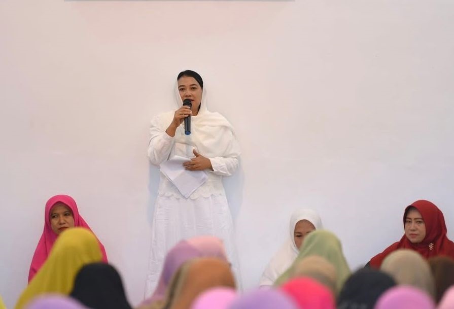 APRESIASI: Ketua TP PKK Ketapang, Lusia Dewi Nurjana Alexander Wilyo, mengapresiasi pelaksanaan pengajian yang digelar TP PKK, Sabtu (24/5).