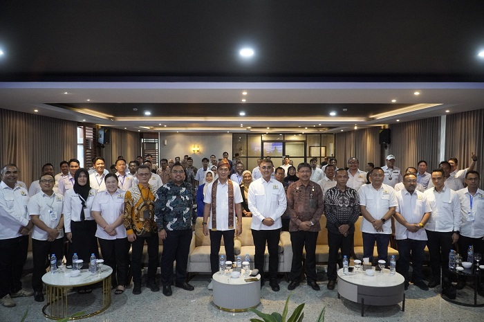 RAKERPROV KADIN: Foto bersama jajaran pengurus Kadin Kabupaten/Kota se-Kalbar dan sejumlah undangan usai pembukaan  Rakerprov 2025.