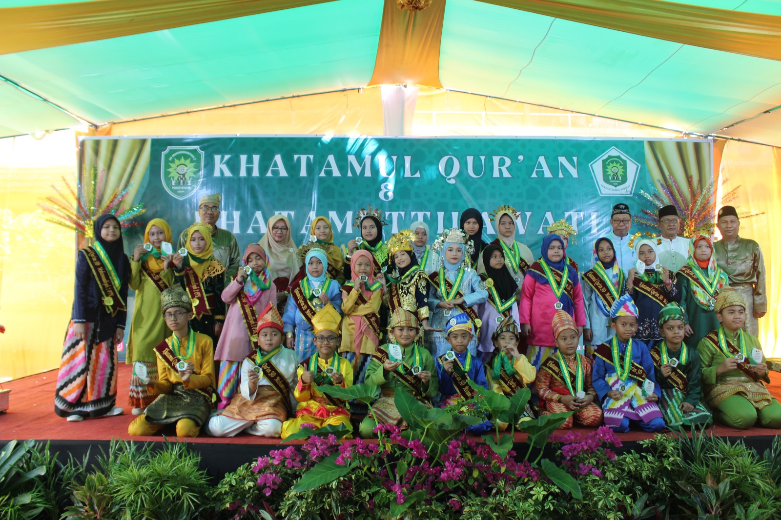 FOTO BERSAMA: Kegiatan Khatamul Qur&rsquo;an dan Khatamuttilawati VIII 2025 TPA Fastabiqul Khairat SD Muhammadiyah 2 Pontianak, Sabtu (24/5).