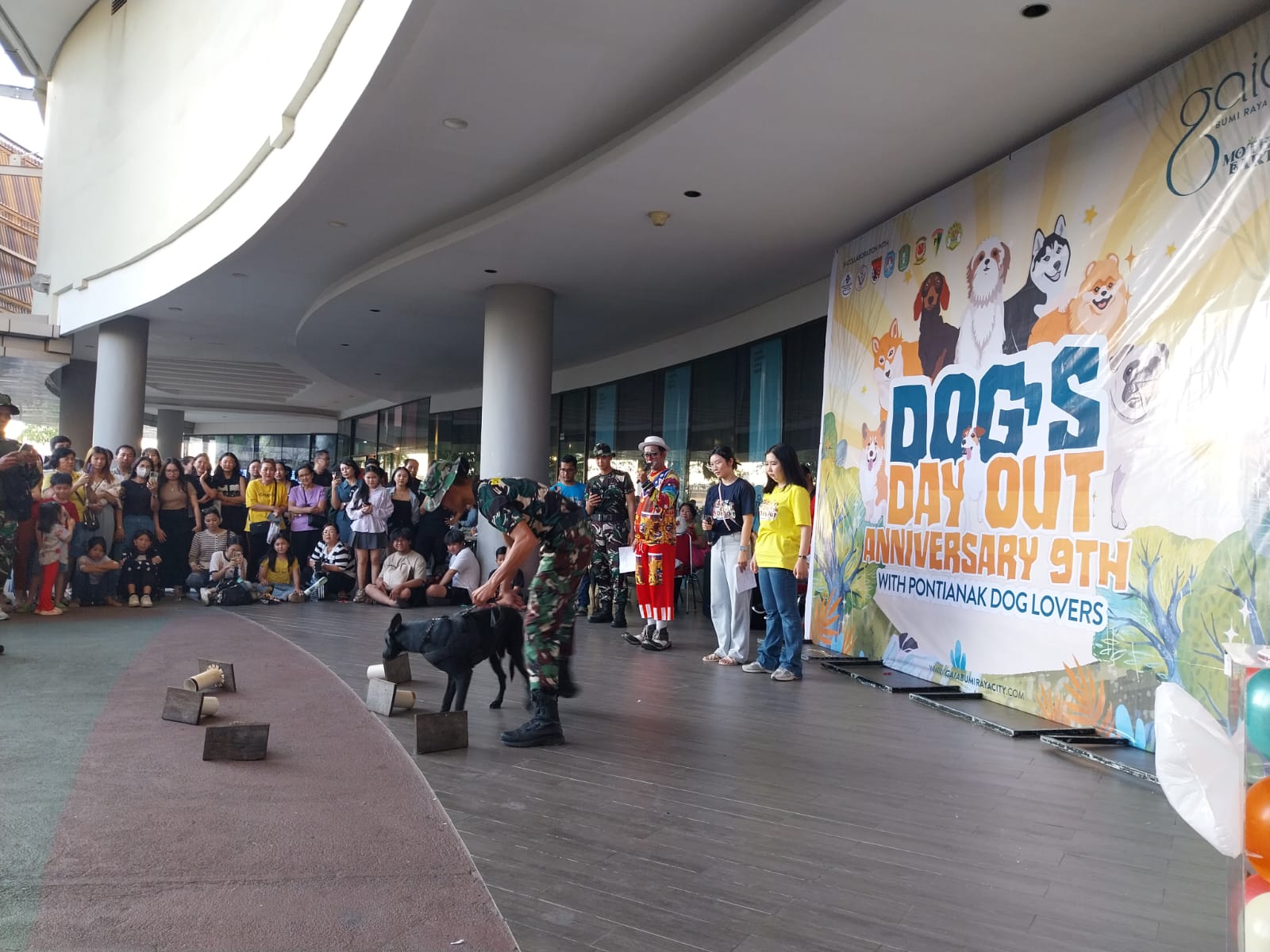 AKSI: Aksi anjing K9 dalam momen Dog&rsquo;s Day Out yang digelar di Gaia Bumi Raya City, Sabtu (25/5)