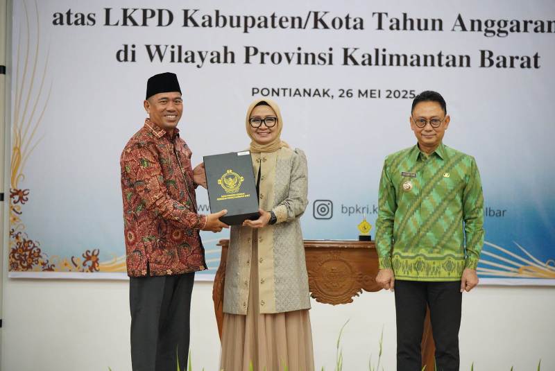 BPK RI Perwakilan Kalbar menyerahkan LHP atas LKPD Tahun 2024, di Kantor BPK Kalbar,&nbsp;Senin (26/5/2025).