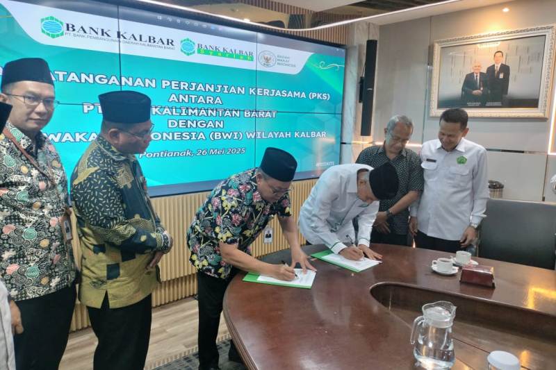 Penandatanganan nota kesepahaman (MoU) antara Bank Kalbar dan Badan Wakaf Indonesia (BWI) tentang kerja sama penerimaan wakaf uang di Kantor Pusat Bank Kalbar Pontianak pada Senin (26/5/2025).