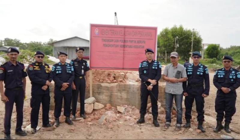Terminal Untuk Keperluan Sendiri (TUKS) maupun Terminal Khusus (Tersus) PT Armada Jaya Khatulistiwa (AJK) di Kecamatan Teluk Batang, Kabupaten Kayong Utara, Provinsi Kalimantan Barat disegel